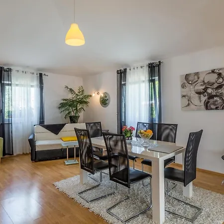 Stunning In Vodnjan With Kitchen בית נופש *