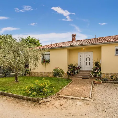 Stunning In Vodnjan With Kitchen Orbanici