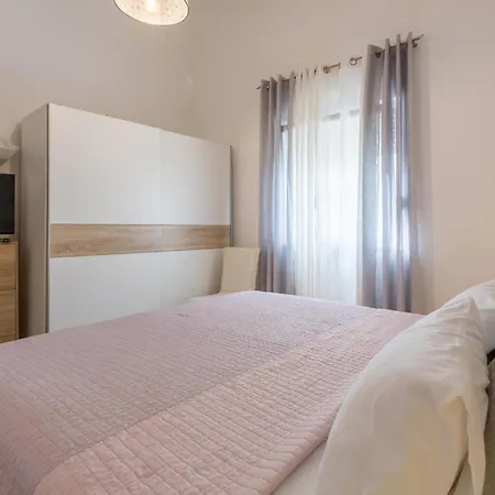 Stunning In Vodnjan With Kitchen בית נופש Orbanići